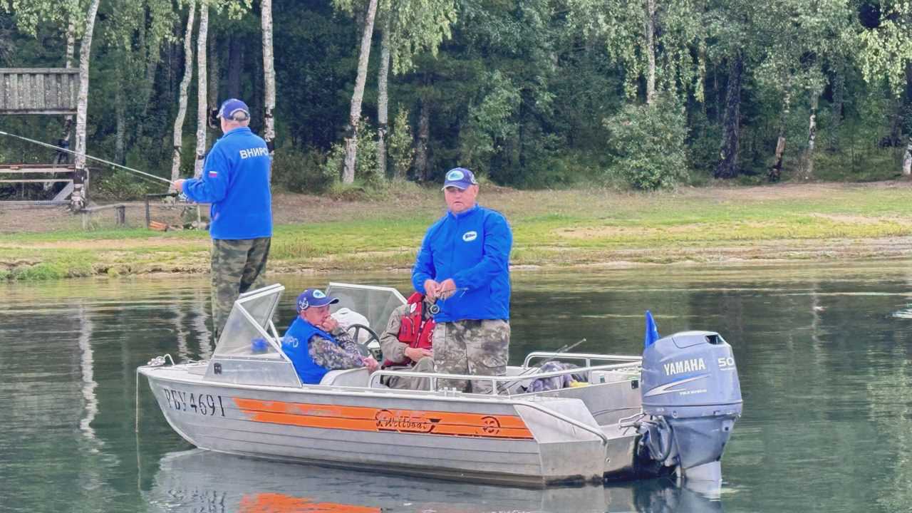 серая лодка